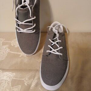 NWOB Mens St. Johns Bay Sneakers   Size 9.5